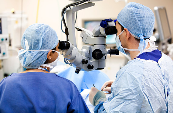 Surgeons using a microscope during an ophthalmic surgery